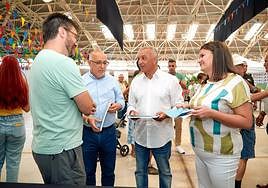 Los candidatos de NC en la feria Kilómetro 0 de Agüimes.