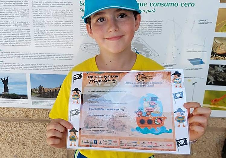 Abel luce orgulloso su diploma.