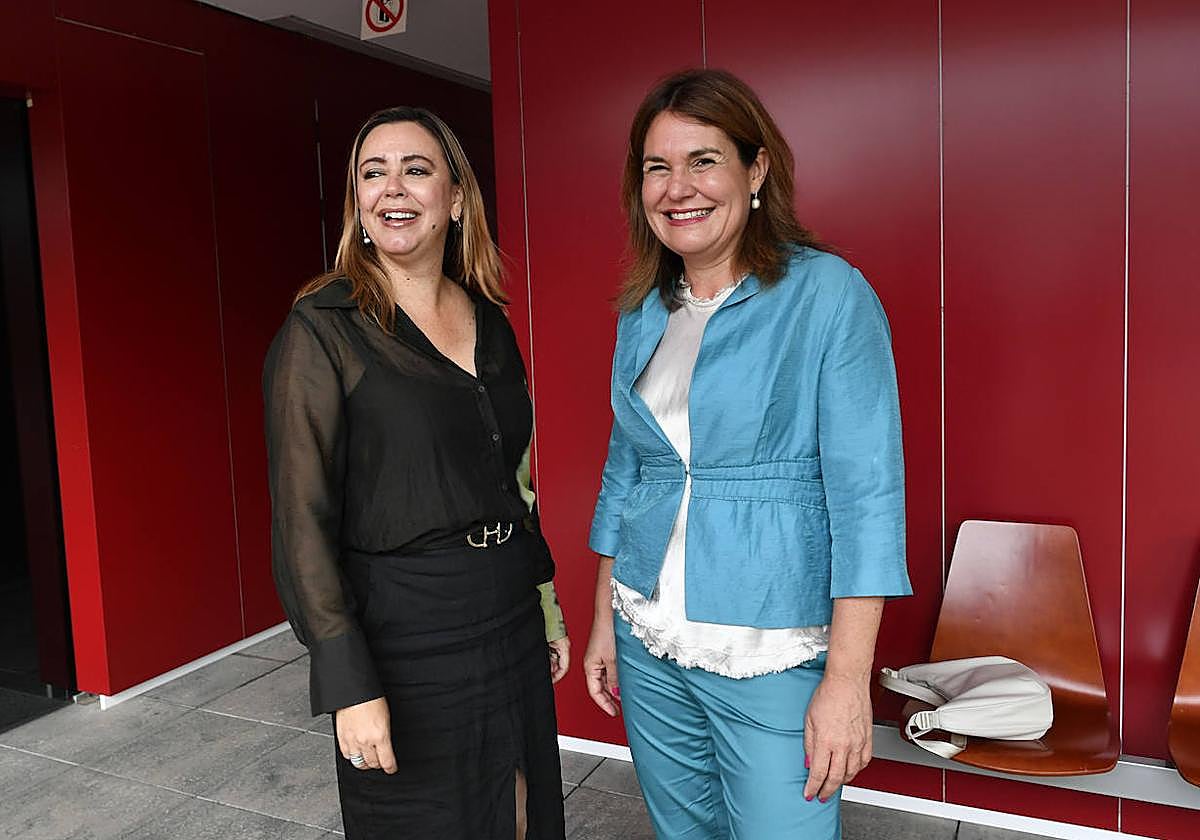 Dolores Corujo (d) y Jimena Delgado (i), candidatas al Congreso por el PSOE y el PP, respectivamente.