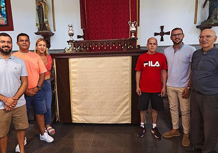 Entrega del nuevo trono.