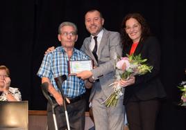 Teodoro Sosa y Nuria Vega entregan a Santiago Ortega el reconocimiento en 2019.
