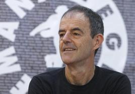 El escritor vasco Jon Arretxe, este lunes, en Gijón.