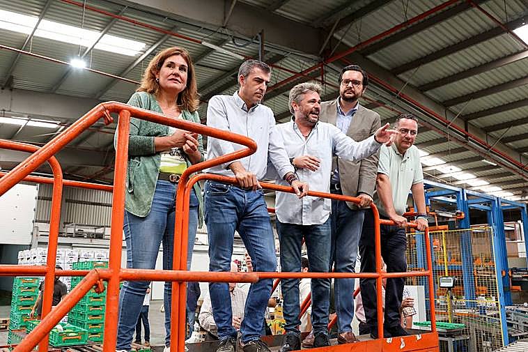 Imagen de la visita de los miembros del PP a la Cooperativa Agrícola Llanos de Sardina de Gran Canaria.