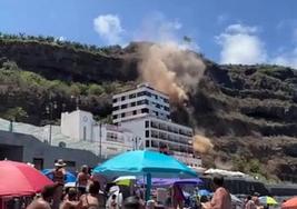 El derrumbe de una ladera sorprende a los bañistas en Tenerife