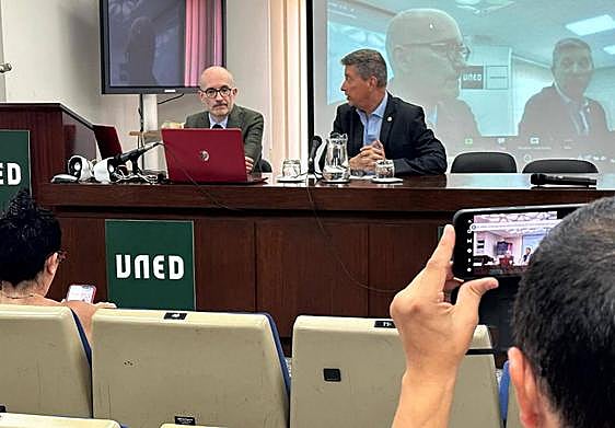 Luis Ramiro (izquierda) en un momento de la charla en la UNED.