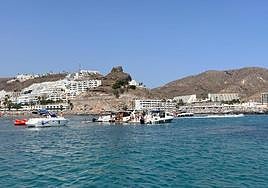 Las embarcaciones, cerca de la playa en una zona no permitida.