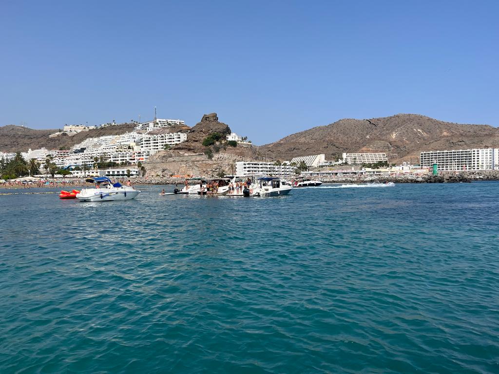 Las embarcaciones, cerca de la playa en una zona no permitida.