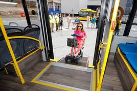 Ana Isabel Quintana accede en su escúter a una guagua en la demostración de este martes.