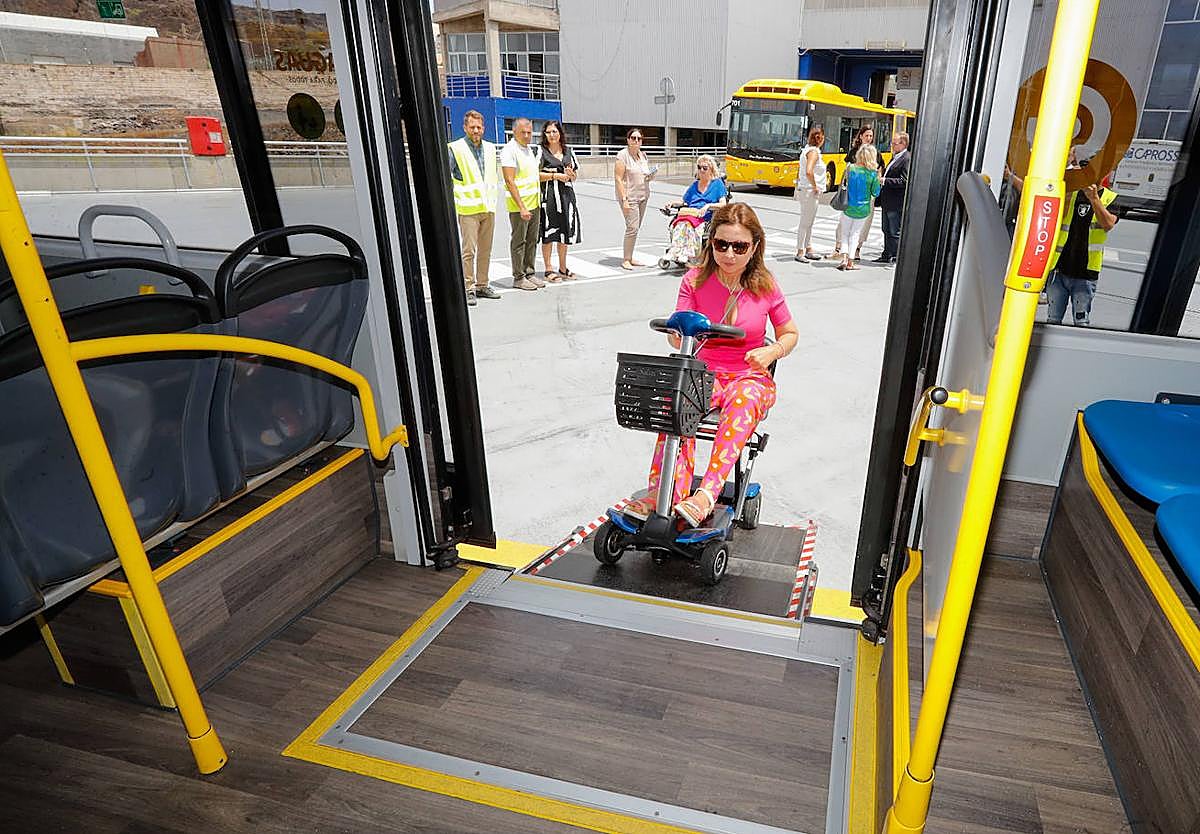 Ana Isabel Quintana accede en su escúter a una guagua en la demostración de este martes.
