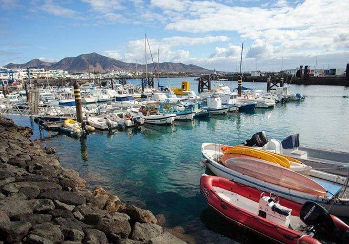 El puerto deportivo que conecta Lanzarote y Fuerteventura.- El puerto de Playa Blanca se encuentra en el sur de Lanzarote, en el pueblo de tradición pesquera que le da nombre. Este mismo puerto, de 129 amarres, dispone de un ferry que conecta Lanzarote con Fuerteventura en menos de 35 minutos. Los barcos de menos de 70 metros de eslora son bienvenidos en esta marina, cuyo calado máximo en bajamar es de cinco metros y que cuenta con agua y electricidad en los pantalanes.