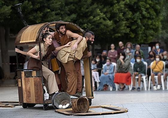 La compañía alicantina Otradanza protagoniza el montaje 'La banda' en los soportales de la Catedral.