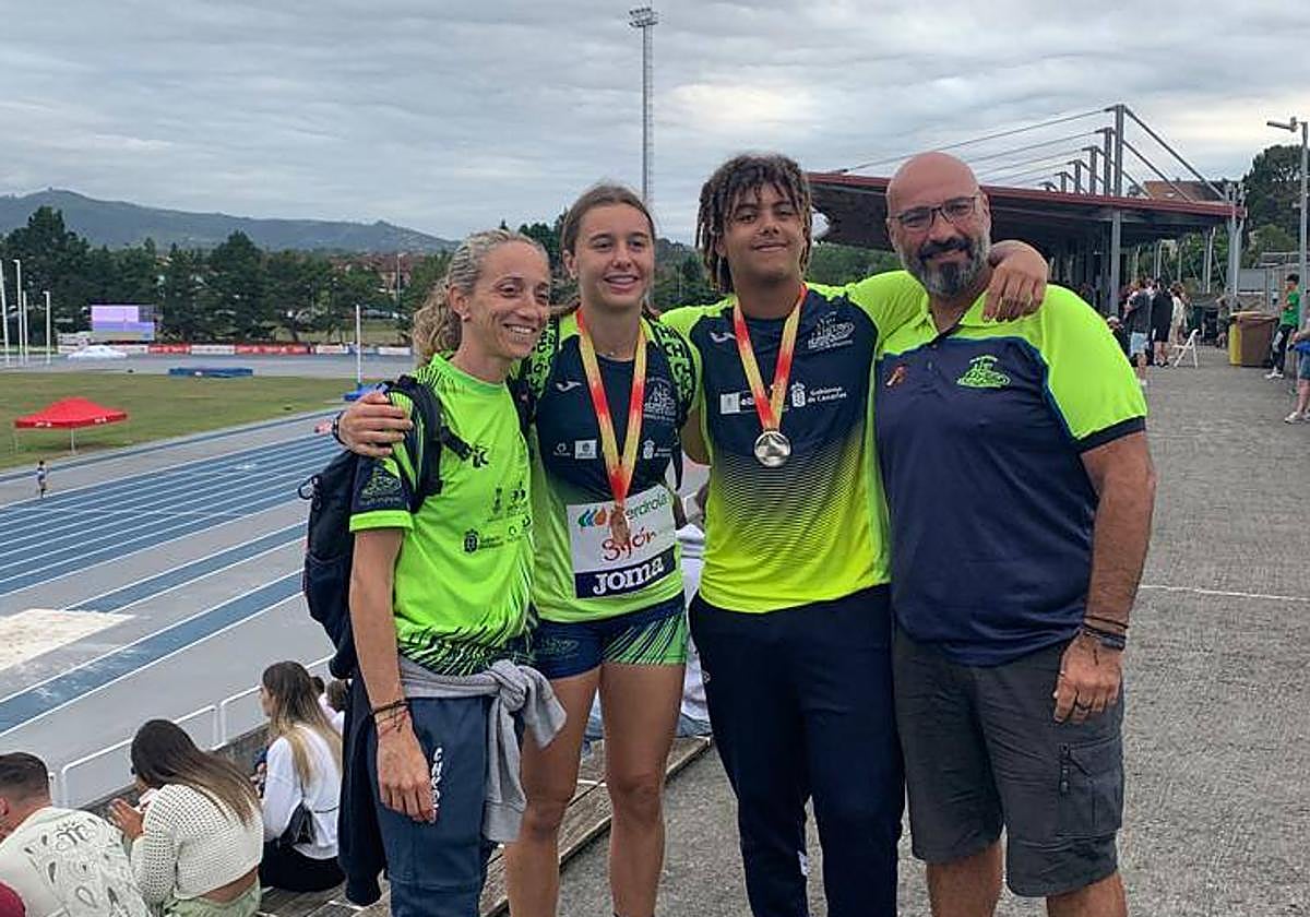 Los atletas Andrea Monroy Sosa y Magno llopis Segundo, luciendo medallas con sus entrenadores