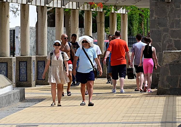 Los métodos para combatir el calor son variados y muchas personas los improvisan.