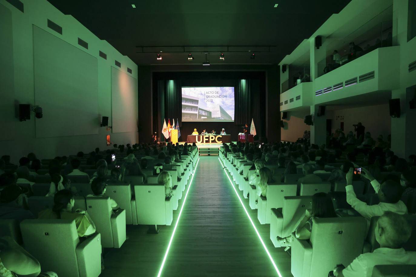 La Fernando Pessoa entrega las orlas en su nuevo paraninfo