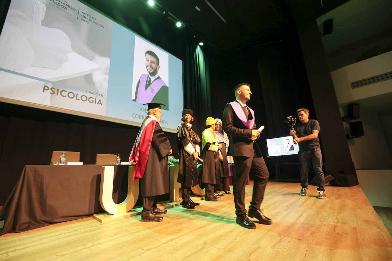 La Fernando Pessoa entrega las orlas en su nuevo paraninfo