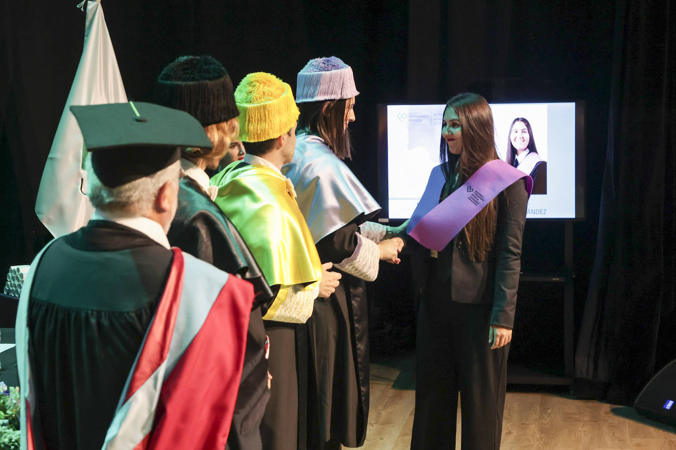 La Fernando Pessoa entrega las orlas en su nuevo paraninfo