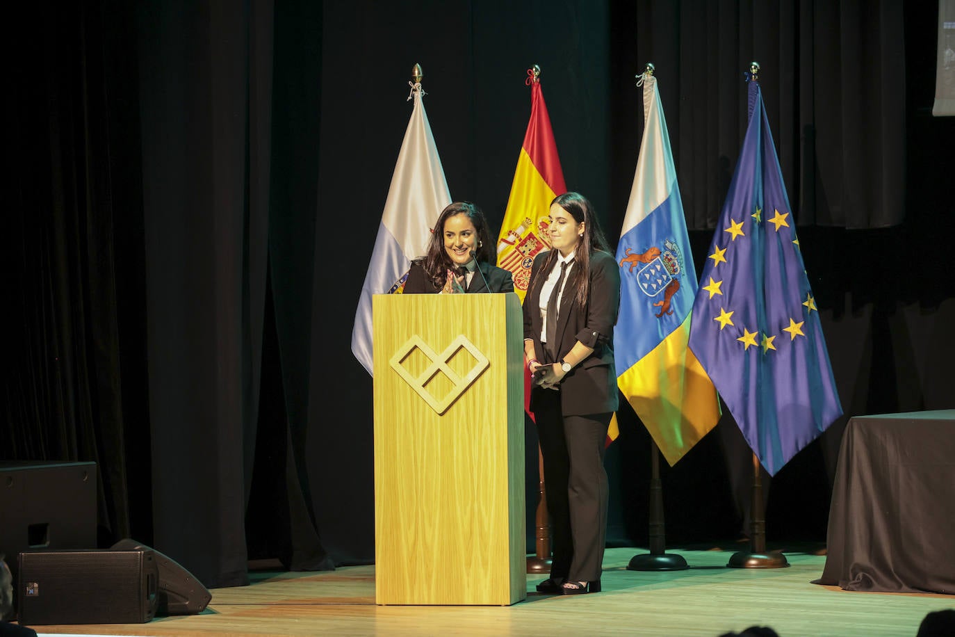 La Fernando Pessoa entrega las orlas en su nuevo paraninfo