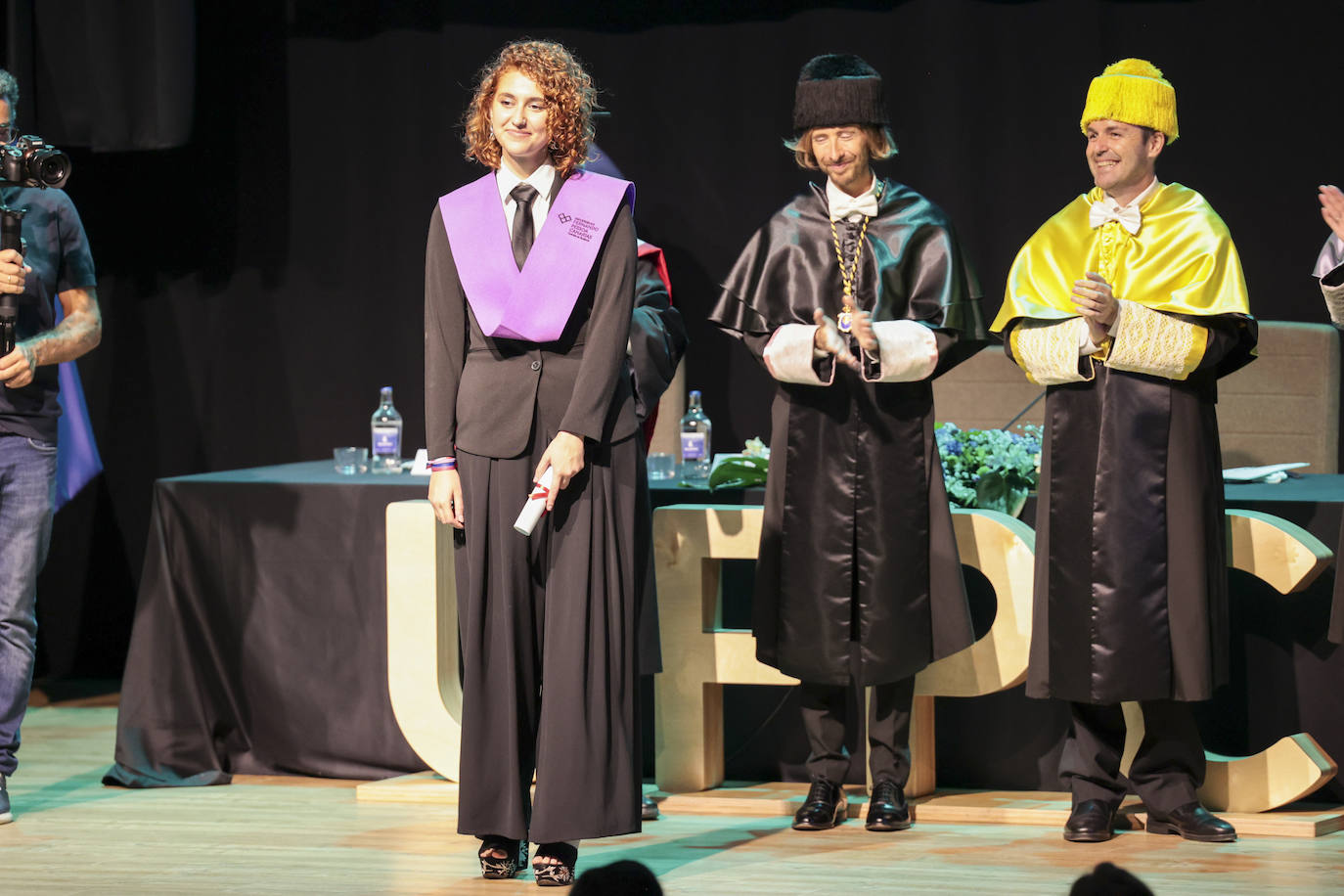 La Fernando Pessoa entrega las orlas en su nuevo paraninfo