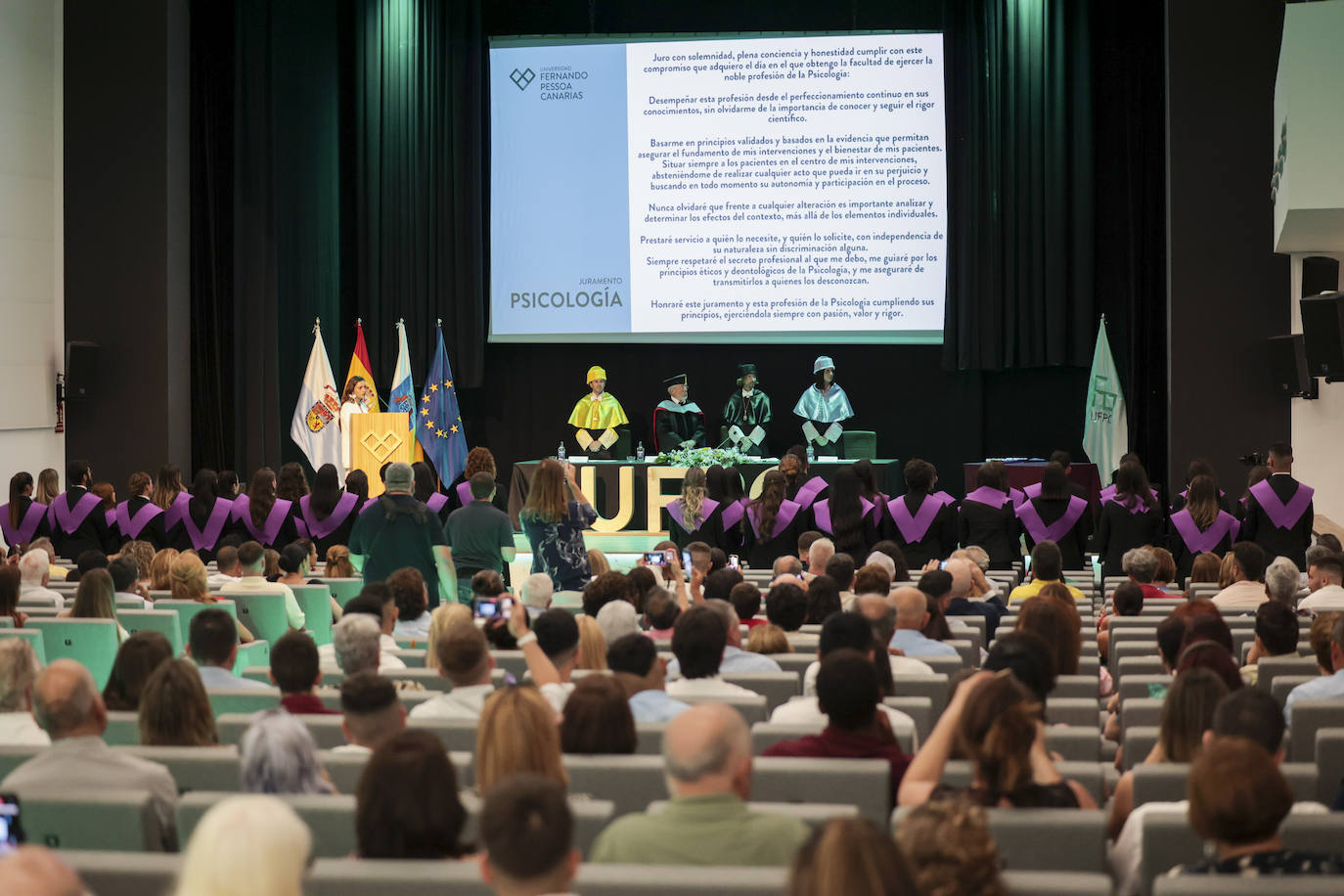 La Fernando Pessoa entrega las orlas en su nuevo paraninfo