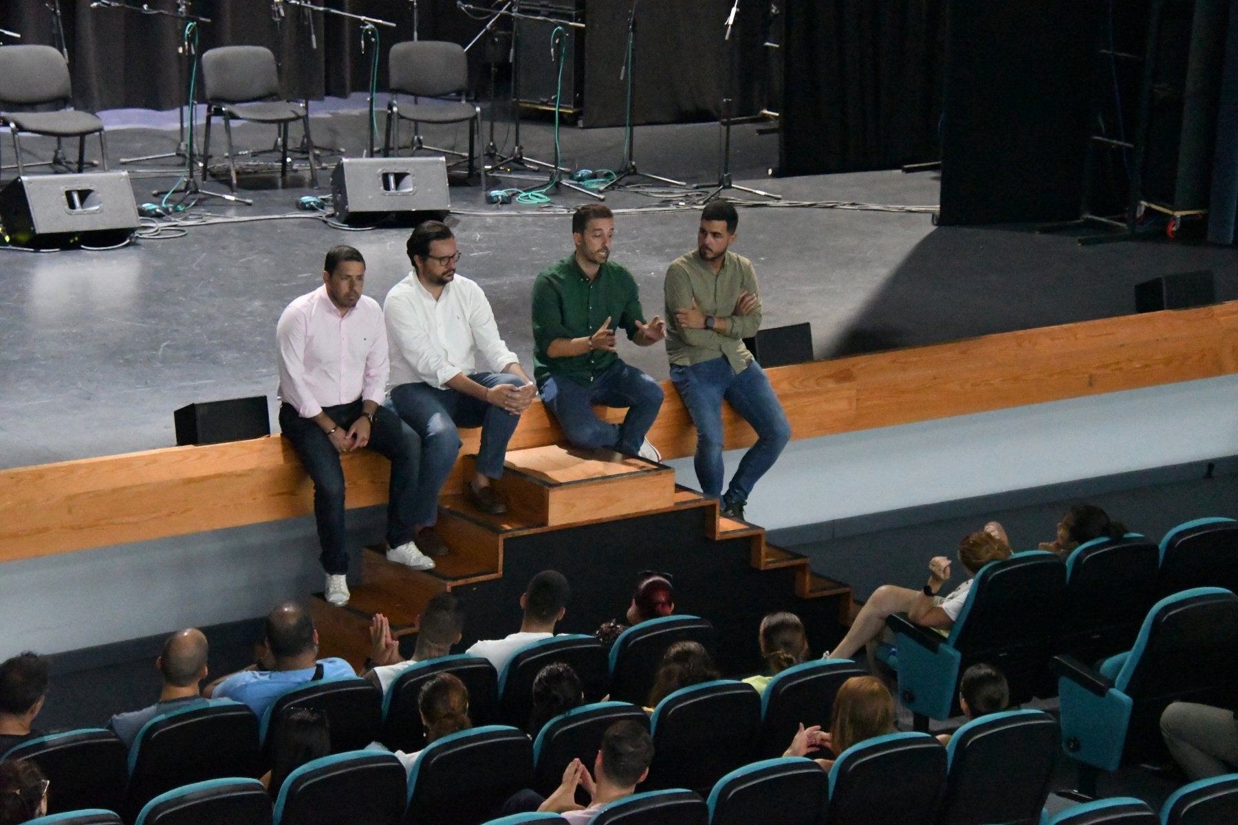 Un momento de la reunión en el teatro Juan Ramón Jiménez.