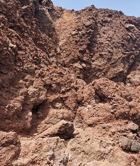 Imagen secundaria 2 - En la foto principal, visita de los ediles a El Burrero. Debajo, vallas en El Roque y zona donde se produjo el derrumbe. 