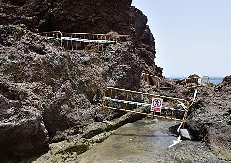 Imagen secundaria 1 - En la foto principal, visita de los ediles a El Burrero. Debajo, vallas en El Roque y zona donde se produjo el derrumbe. 