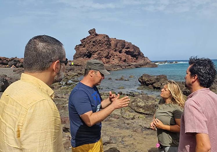 Imagen principal - En la foto principal, visita de los ediles a El Burrero. Debajo, vallas en El Roque y zona donde se produjo el derrumbe. 