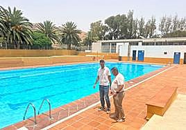 Los concejales de Deportes y de Energía, José Benito Alonso y José Díaz, en la piscina municipal de Pájara.