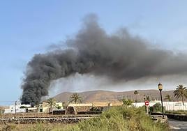Imagen del incendio del basurero en La Oliva, Fuerteventura.