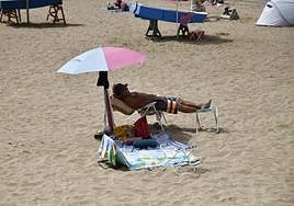 Incluso en la playa se busca la sombra.