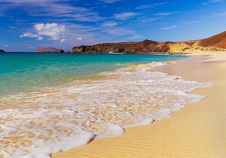 La playa de Las Conchas deslumbra y atrapa a cualquier viajero.