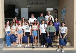 Los alumnos y las alumnas, con el alcalde David de Vera y el concejal de Educación, Juan Jiménez.
