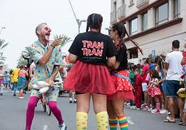 Pasacalle del festival, uno de los actos más populares.