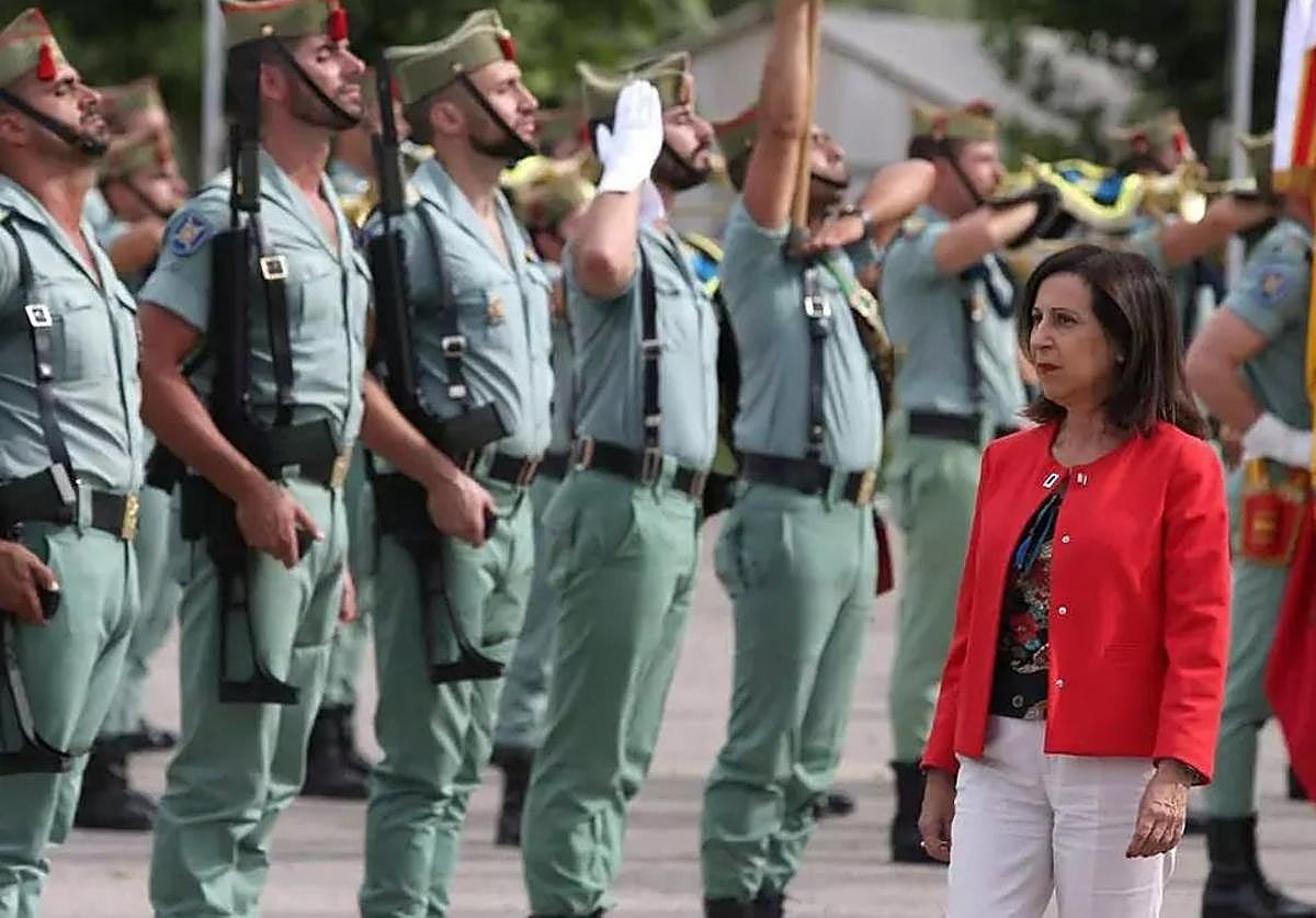 Robles pasa revista a los efectivos de la Legión en Ronda.