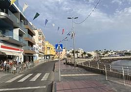 Vista de la calle Miguel Marrero, en el tramo que discurre paralelo a la playa de Las Marañuelas, en Arguineguín.