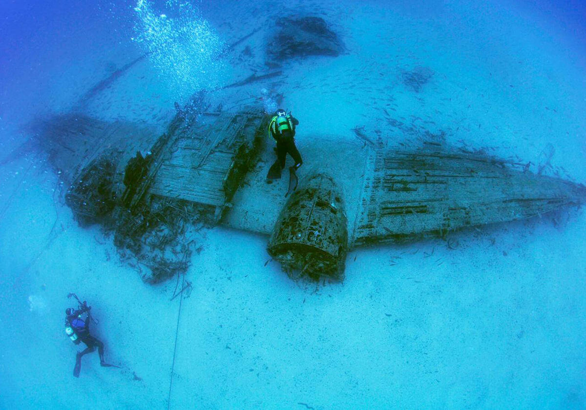Inmersión avanzada al Zorro 33 hundido en Gran Canaria.- El pecio del avión modelo Douglas DC-3 conocido como Zorro 33 y hundido frente a la costa sudeste de Gran Canaria, cerca del aeropuerto de la isla, es un destino sumamente atractivo para buceadores experimentados. Desde que en 1971 cayera al mar partiéndose en tres fragmentos, este pecio ha propiciado la aparición de una rica vida marina, desde sigilosos ratones y vistosos nudibranquios hasta enormes bancos de jureles. La visión de este avión clásico de 29 metros de longitud en medio del fondo marino es impactante.