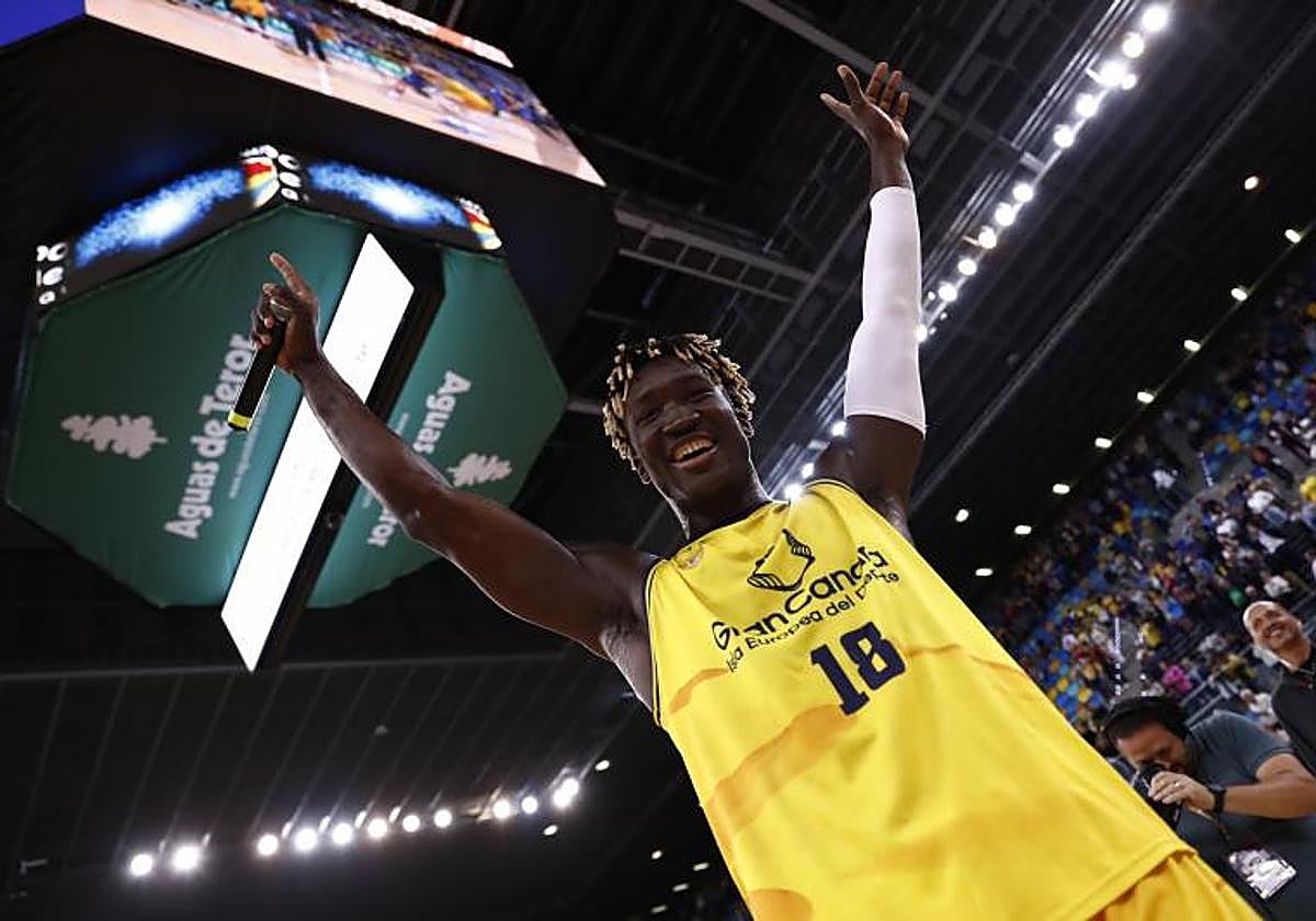 Khalifa Diop, celebrando un triunfo en el Gran Canaria Arena.