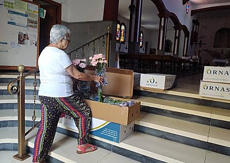 Imagen secundaria 1 - Preparativos en la parroquia este viernes.