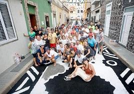 Foto de familia de cuantos participaron en la confección de la alfombra de la calle Romeral.