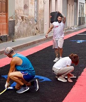 Imagen secundaria 2 - Distintas estampas de los trabajos de los vecinos de La Isleta para vestir sus calles para la procesión de este domingo.