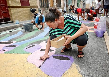 Imagen secundaria 1 - Distintas estampas de los trabajos de los vecinos de La Isleta para vestir sus calles para la procesión de este domingo.
