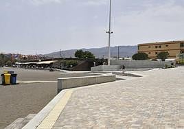 Vista del paseo marítimo de Melenara. Al fondo, puente del paso elevado del que se retirará la pilastra que lo sostiene.
