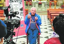 El párroco de La Candelaria, Jesús Vega, durante la grabación