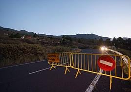 La carretera de Los Loros se mantiene cortada al tráfico.