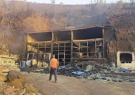 Constantino, de espaldas en la imagen superior, contempla los estragos producidos por el fuego en la bodega.