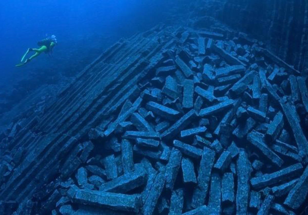 Paisaje submarino de rocas prismáticas en el norte de Tenerife.- La Rapadura es uno de los paisajes submarinos más sorprendentes de los fondos de la isla de Tenerife. El risco de La Quinta, cerca de la urbanización del mismo nombre del norte de Tenerife, cae a plomo 120 metros hasta el batiente mar. Bajo la superficie, sigue descendiendo abruptamente como plataforma rocosa, pero con un aspecto completamente distinto: el mar ha resquebrajado la roca en enormes bloques prismáticos perfectos que acaban a distintos niveles, como el órgano de una catedral.