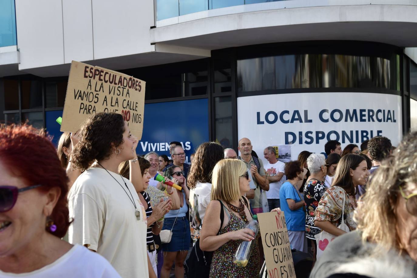 Pancartas, altavoces y mucho ruido en la manifestación de apoyo a Guanarteme