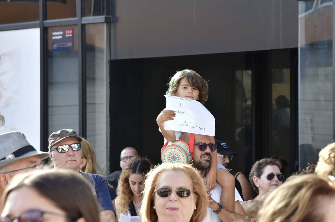 Pancartas, altavoces y mucho ruido en la manifestación de apoyo a Guanarteme
