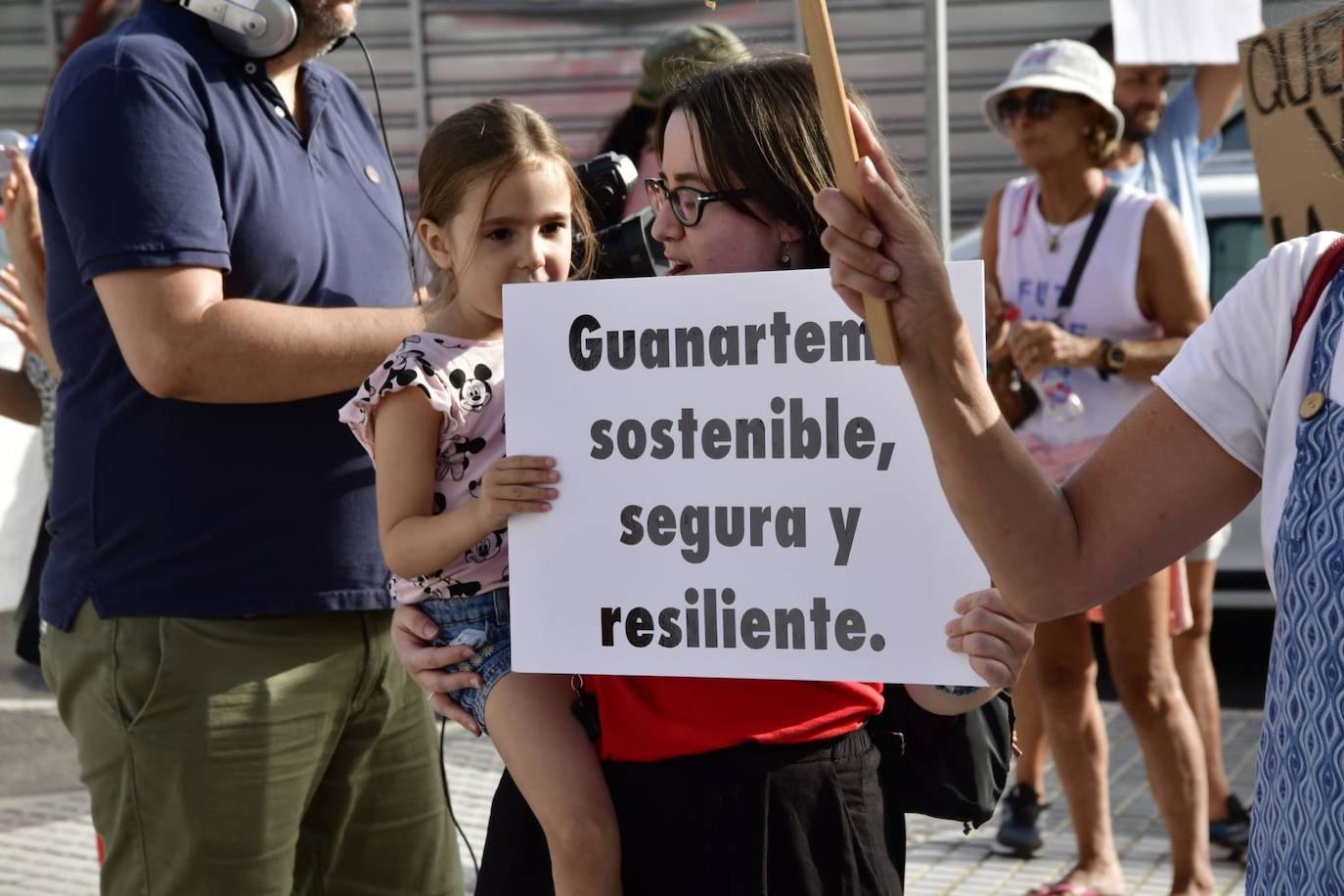 Pancartas, altavoces y mucho ruido en la manifestación de apoyo a Guanarteme