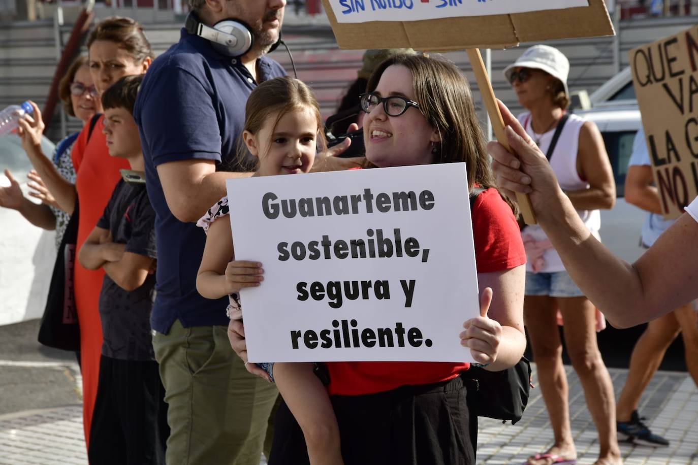 Pancartas, altavoces y mucho ruido en la manifestación de apoyo a Guanarteme